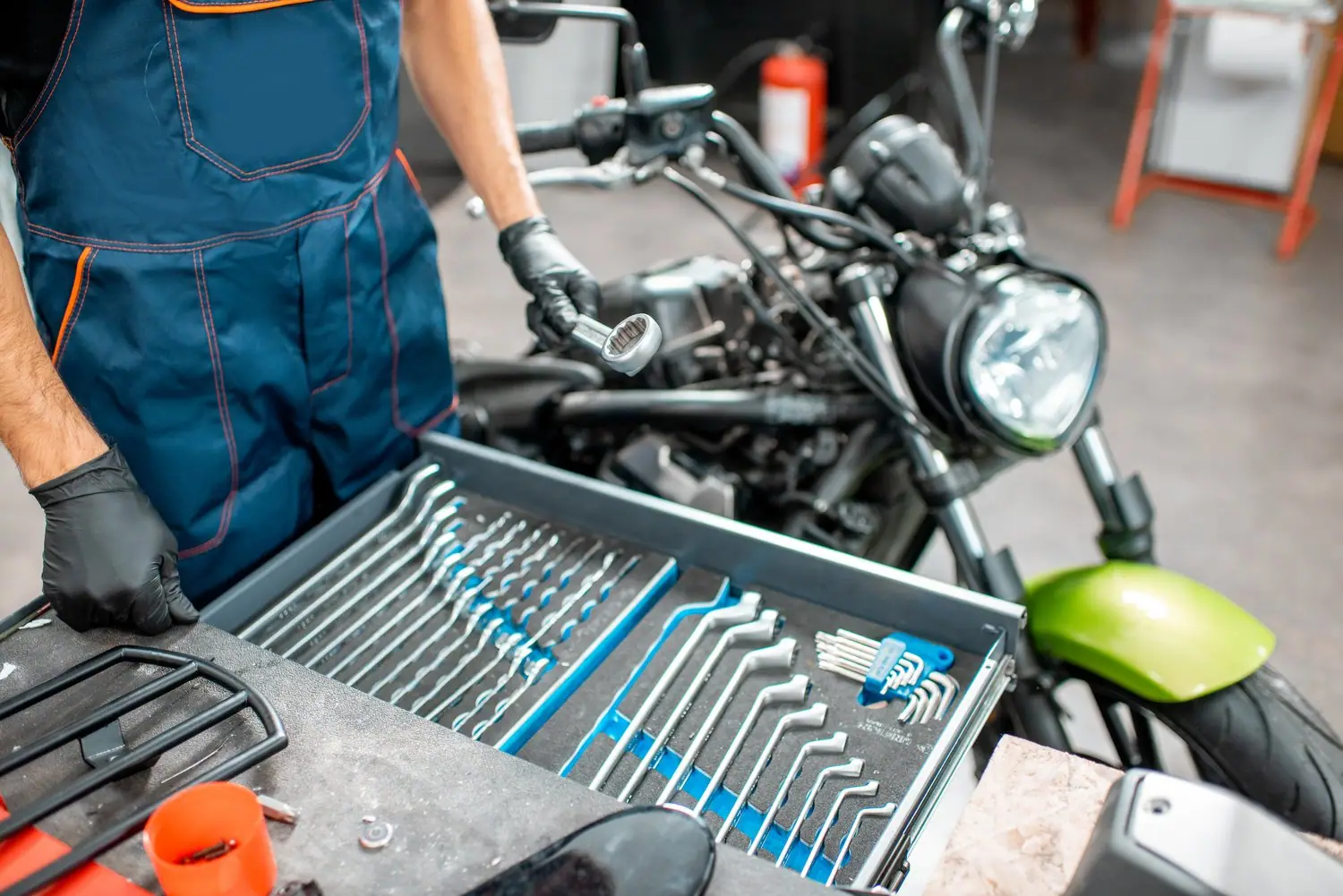 Konserwacja motocykla po zimowym postoju - lista niezbędnych czynności